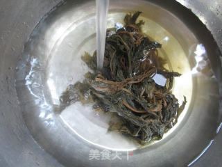 梅干菜炒鸭蛋的做法步骤：2