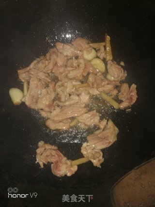 蒜苔肉片焖煎豆腐的做法步骤：4