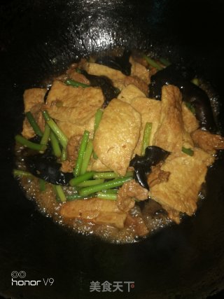 蒜苔肉片焖煎豆腐的做法步骤：9