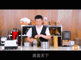 誉世晨饮品培训——芝士四季春教程的做法步骤：1