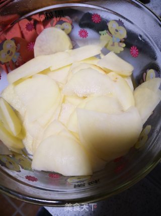 火腿肠炒土豆片的做法步骤：2