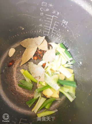 肥而不腻，入口即化的把子肉的做法步骤：4