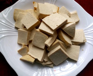 家常青椒炒豆腐的做法步骤：1