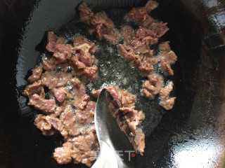 牛肉炒茭白的做法步骤：2