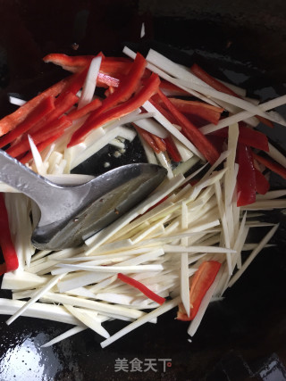 牛肉炒茭白的做法步骤：3