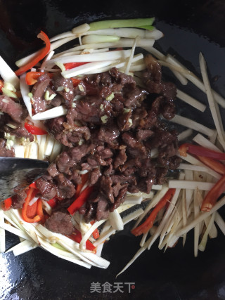 牛肉炒茭白的做法步骤：4