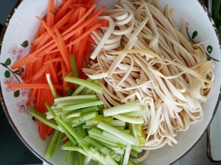 凉拌豆腐皮的做法步骤：1
