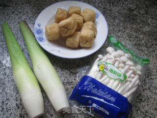 海鲜菇油豆腐茭白的做法步骤：1