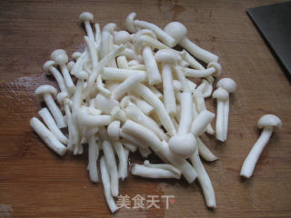海鲜菇油豆腐茭白的做法步骤：3
