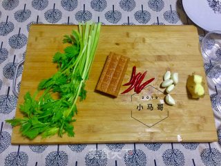 西芹炒香干#下饭菜的做法步骤：1