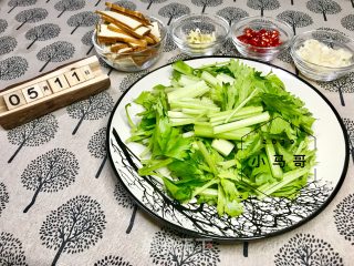 西芹炒香干#下饭菜的做法步骤：2
