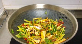 西芹炒香干#下饭菜的做法步骤：11