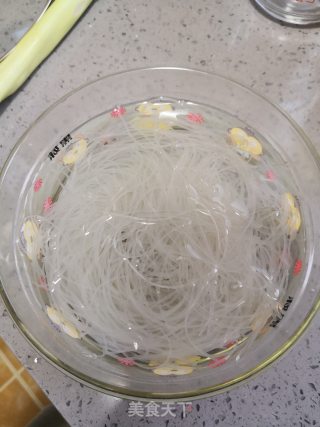 娃娃菜粉丝汤的做法步骤：2