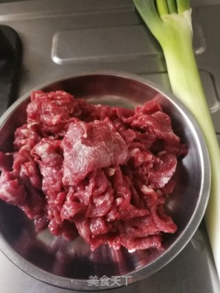 京葱爆牛肉的做法步骤：1