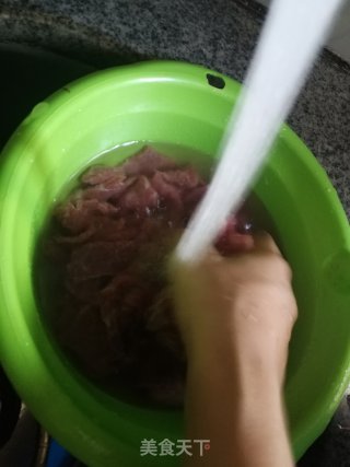京葱爆牛肉的做法步骤：2