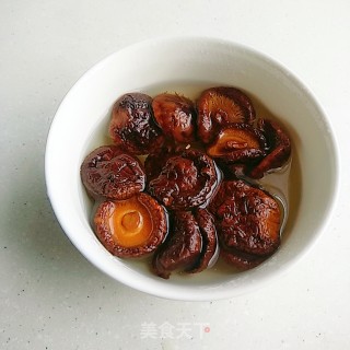 香菇老母鸡汤的做法步骤：2