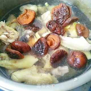 香菇老母鸡汤的做法步骤：5
