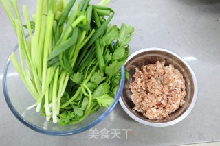 猪肉香芹锅贴的做法步骤：4