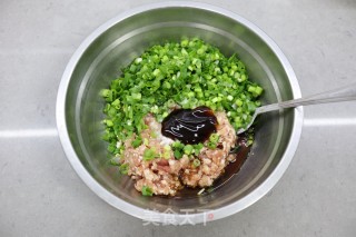 猪肉香芹锅贴的做法步骤：5