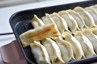 猪肉香芹锅贴的做法步骤：14