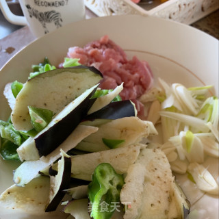 茄子炒肉的做法步骤：1