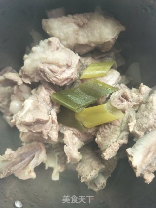 春笋焖排骨的做法步骤：1