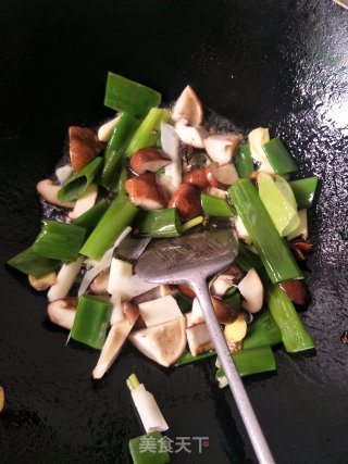春笋焖排骨的做法步骤：3