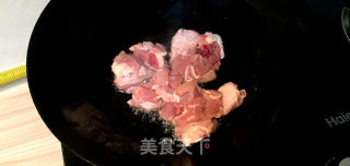 芦笋的鲜美吃法芦笋炒鸡腿的做法步骤：3