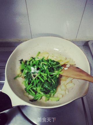 土豆炒菜心的做法步骤：12