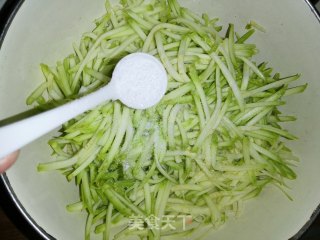 西葫芦鸡蛋饺子的做法步骤：3