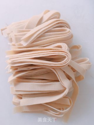 小白菜炒豆皮的做法步骤：1