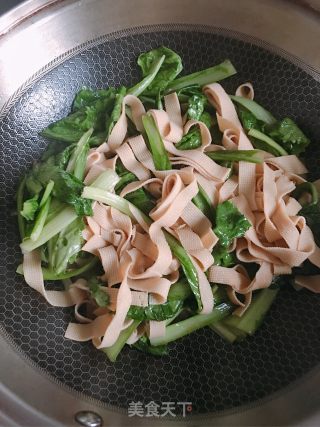小白菜炒豆皮的做法步骤：8