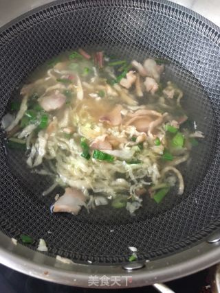 鸡蛋杂蔬鲍鱼菠菜汤面的做法步骤：9