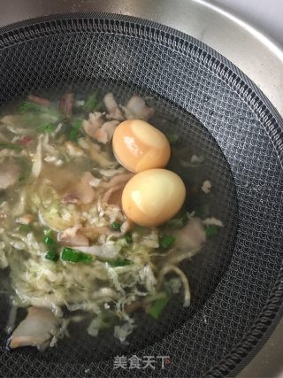 鸡蛋杂蔬鲍鱼菠菜汤面的做法步骤：10