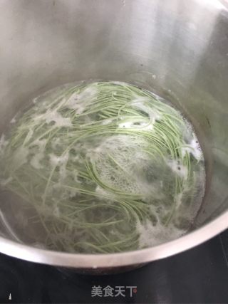 鸡蛋杂蔬鲍鱼菠菜汤面的做法步骤：15