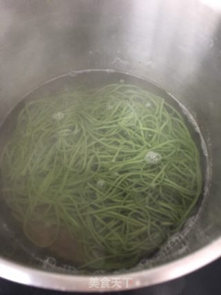鸡蛋杂蔬鲍鱼菠菜汤面的做法步骤：16