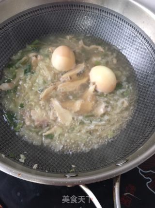 鸡蛋杂蔬鲍鱼菠菜汤面的做法步骤：18