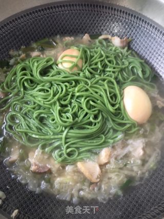 鸡蛋杂蔬鲍鱼菠菜汤面的做法步骤：20