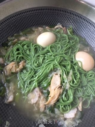 鸡蛋杂蔬鲍鱼菠菜汤面的做法步骤：21