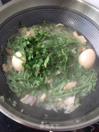 鸡蛋杂蔬鲍鱼菠菜汤面的做法步骤：22