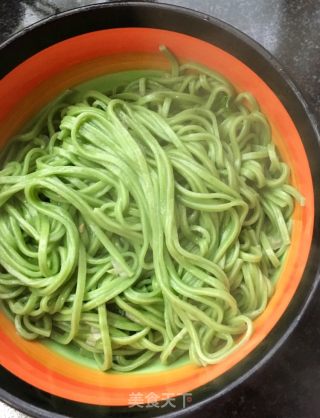 鸡蛋杂蔬鲍鱼菠菜汤面的做法步骤：24