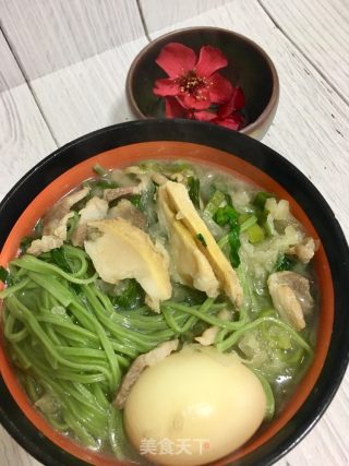鸡蛋杂蔬鲍鱼菠菜汤面的做法步骤：26