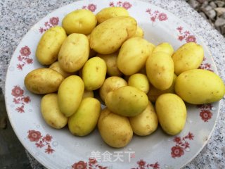 腊肉烧小土豆的做法步骤：1