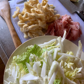 白菜肉焖油豆腐的做法步骤：1