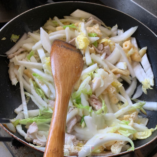 白菜肉焖油豆腐的做法步骤：2
