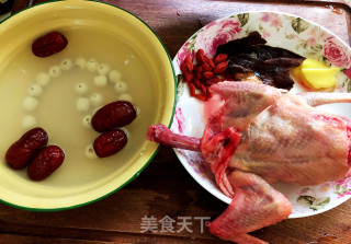 清炖莲子乳鸽汤的做法步骤：1