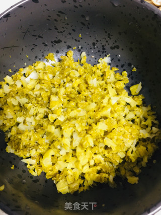 咸菜蘑菇炒鸡胸肉的做法步骤：1