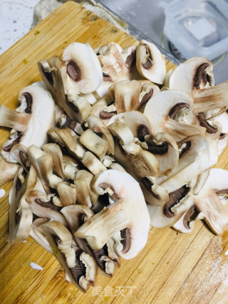 咸菜蘑菇炒鸡胸肉的做法步骤：2