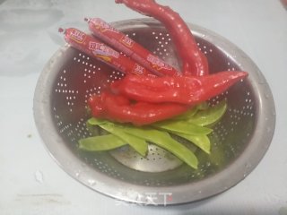 荷兰豆炒火腿肠的做法步骤：1