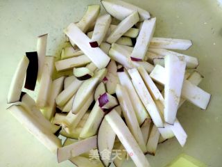 茄子尖椒炒肉片的做法步骤：1